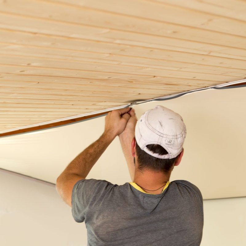 Pose de faux plafond tendu